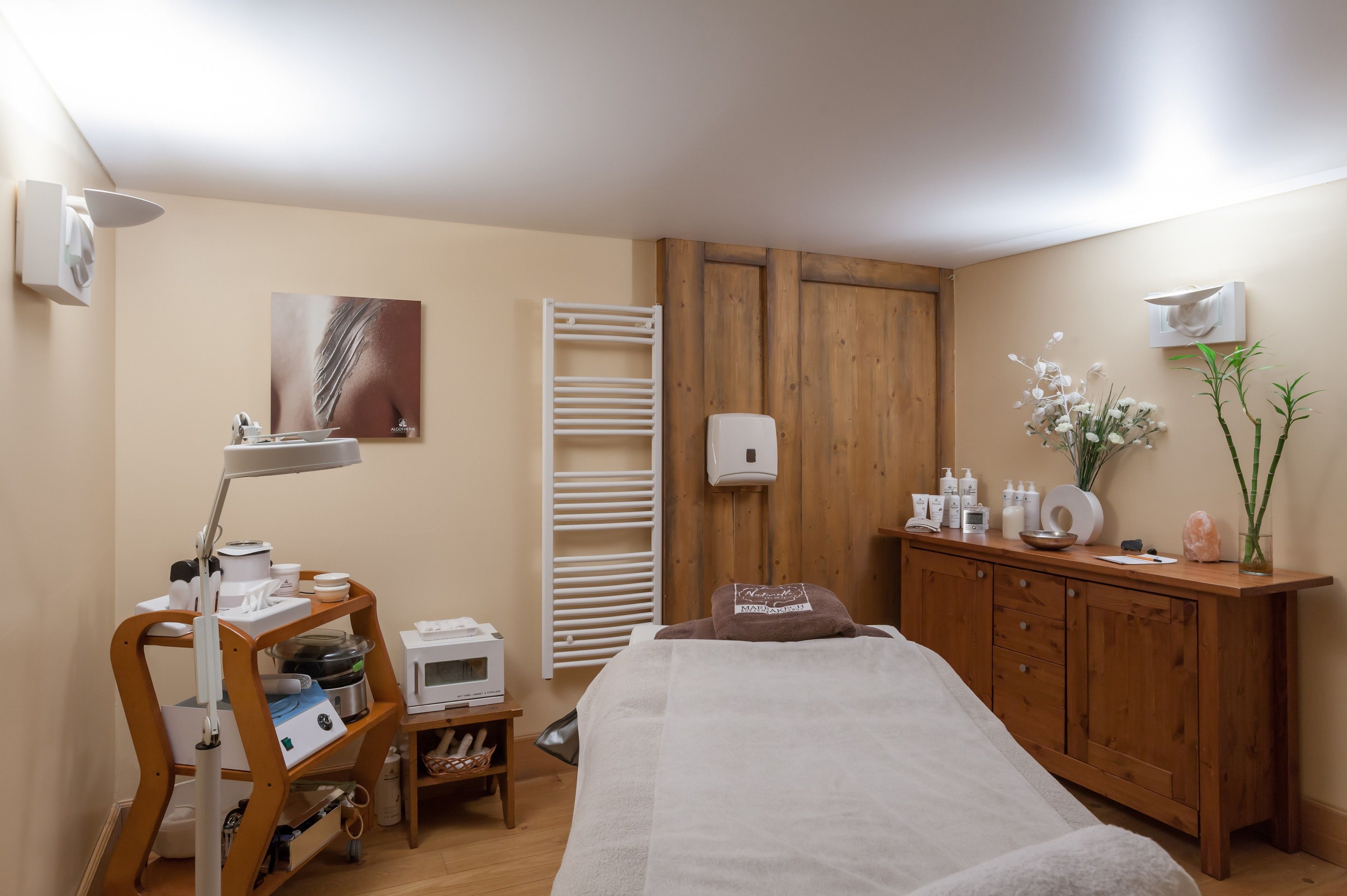 Un dormitorio con cama, aparador de madera y tocador con artículos de aseo.