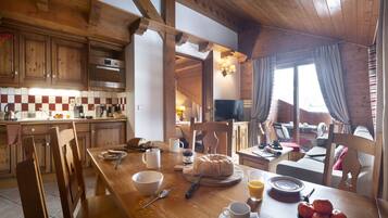 Standard Apartment, 2 Bedrooms (for 7 people) | Ruang makan