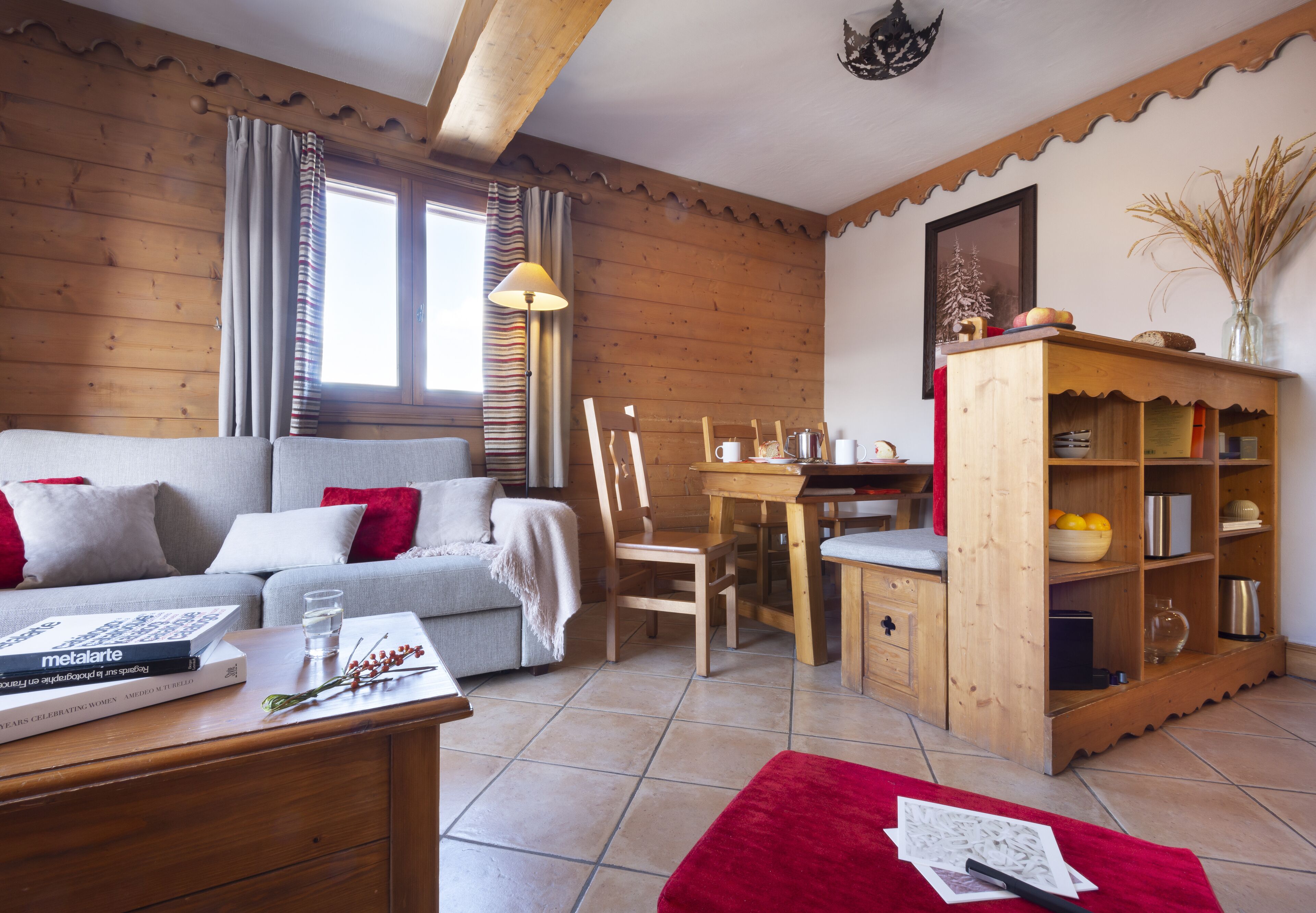 Un salon chaleureux avec un canapé, un meuble en bois et un coin repas.