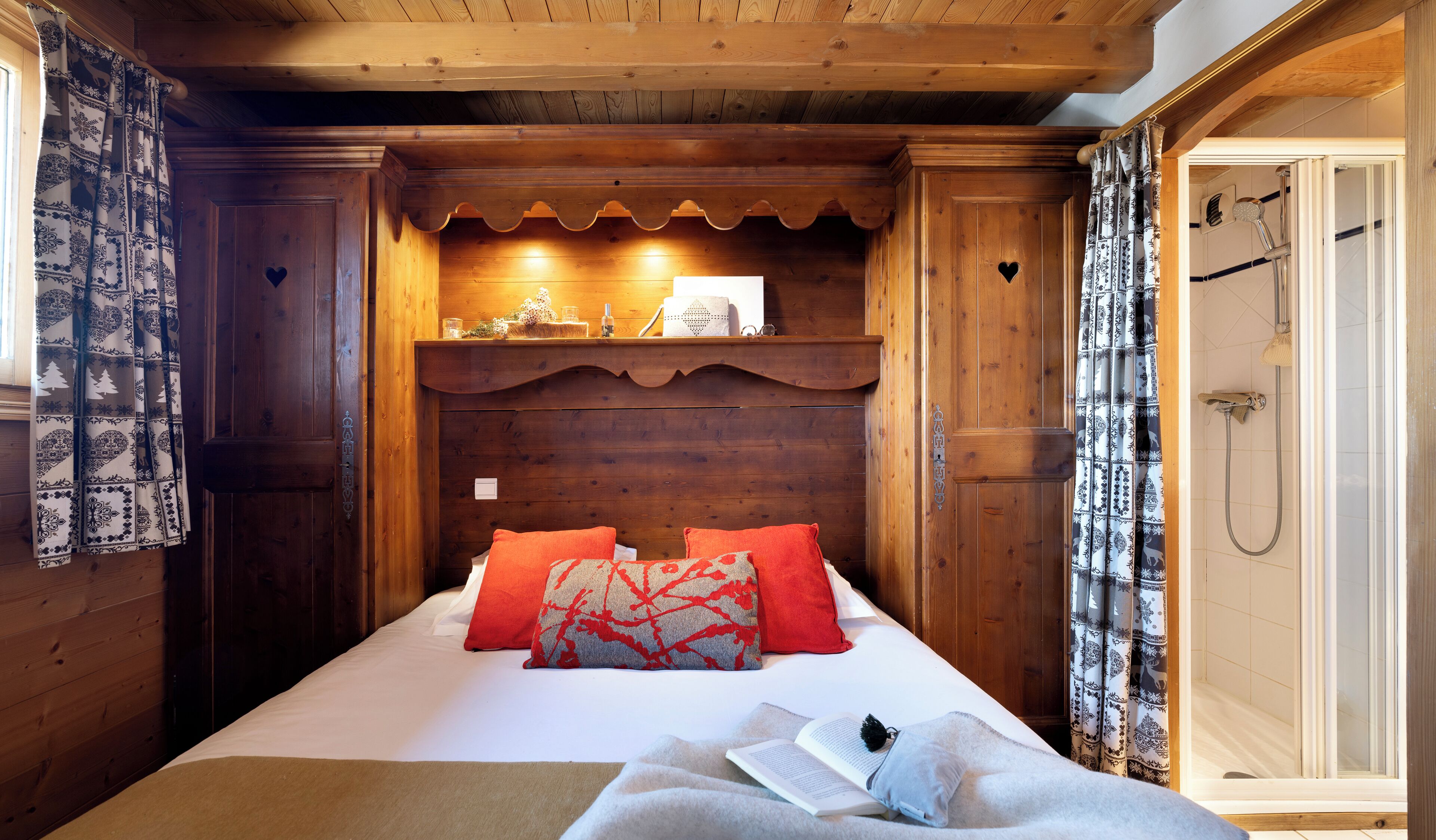 Brankas, tirai kedap cahaya, kedap suara, dan setrika/meja setrika