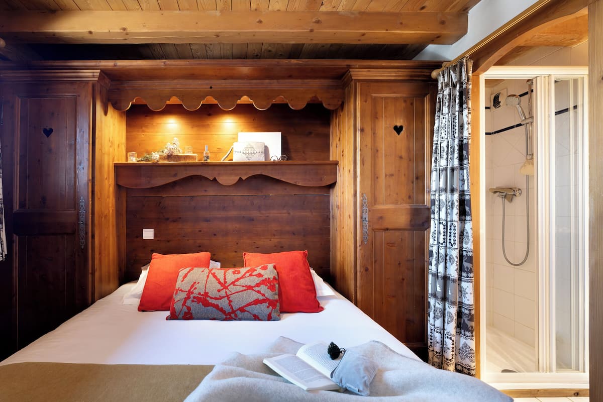 Brankas, tirai kedap cahaya, kedap suara, dan setrika/meja setrika