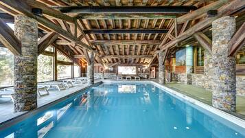 Una piscina cubierta