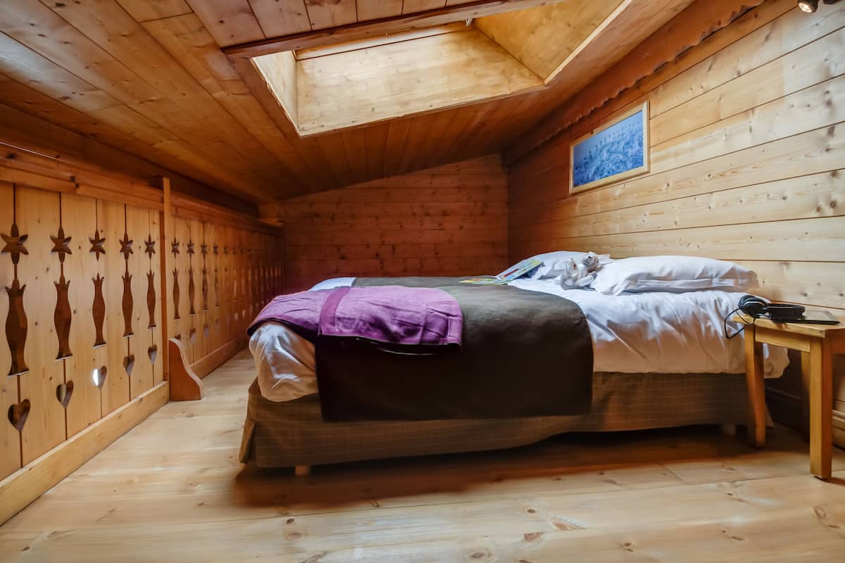 1 slaapkamer, een kluis op de kamer, verduisterende gordijnen