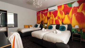 Habitación triple, 3 camas individuales | Minibar, caja fuerte, escritorio y sistema de insonorización