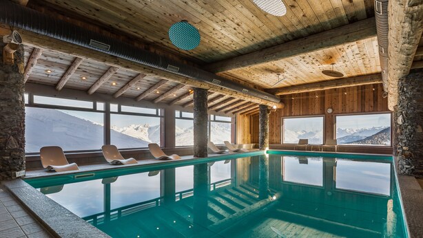 An indoor swimming pool with clear views of mountains through large windows. - Résidence Pierre & Vacances Premium Les Hauts Bois (Aime-la-Plagne)