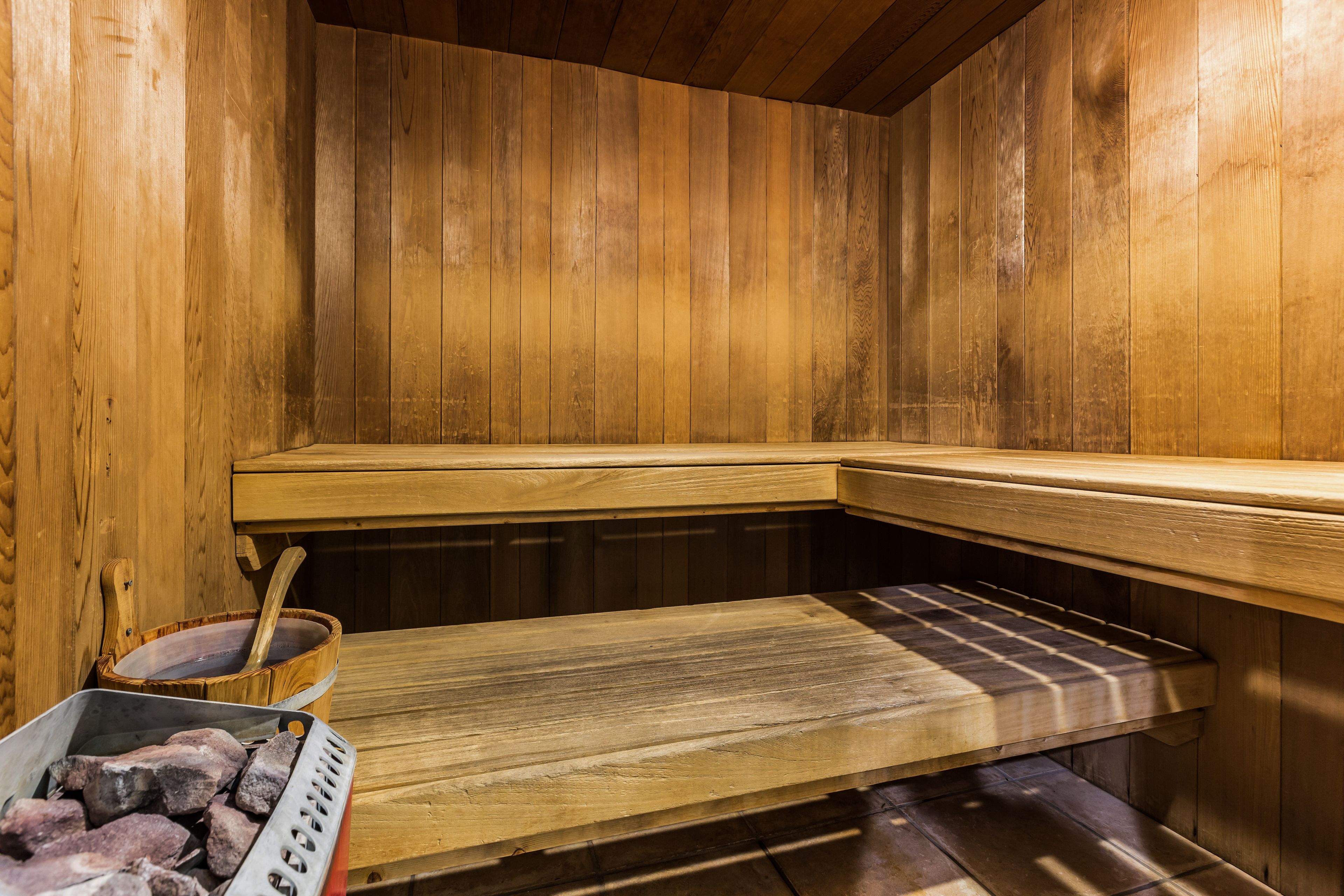 Uma sauna com paredes e bancos de madeira.