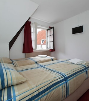 Zweibettzimmer, 2 Einzelbetten | Wohnbereich | 60-cm-Flachbildfernseher mit Satellitenempfang, Fernseher