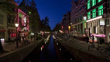 ด้านหน้าที่พัก - ตอนเย็น/กลางคืน