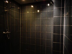 Dusche im Bad