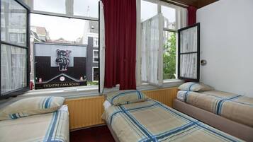 Habitación cuádruple | Área de sala de estar | Televisión de pantalla plana de 60 cm con canales vía satélite