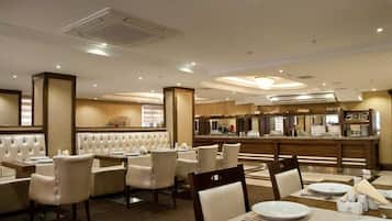 Se sirven desayunos, almuerzos y cenas; cocina turca