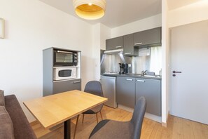 Full-sized fridge, microwave, stovetop, electric kettle