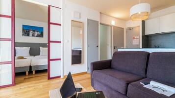 1 makuuhuone, ylelliset vuodevaatteet, tallelokero huoneessa, työpöytä