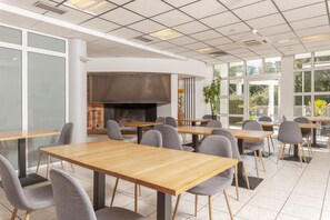 Petit déjeuner buffet (12 EUR par personne)