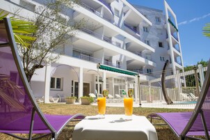 室外游泳池，10:00 至 20:30 开放，日光浴躺椅