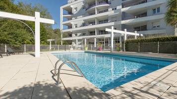 Ulkouima-allas avoinna 10.00–20.30, aurinkotuoleja