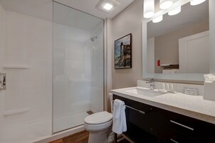 Bañera con ducha, secador de pelo, toallas