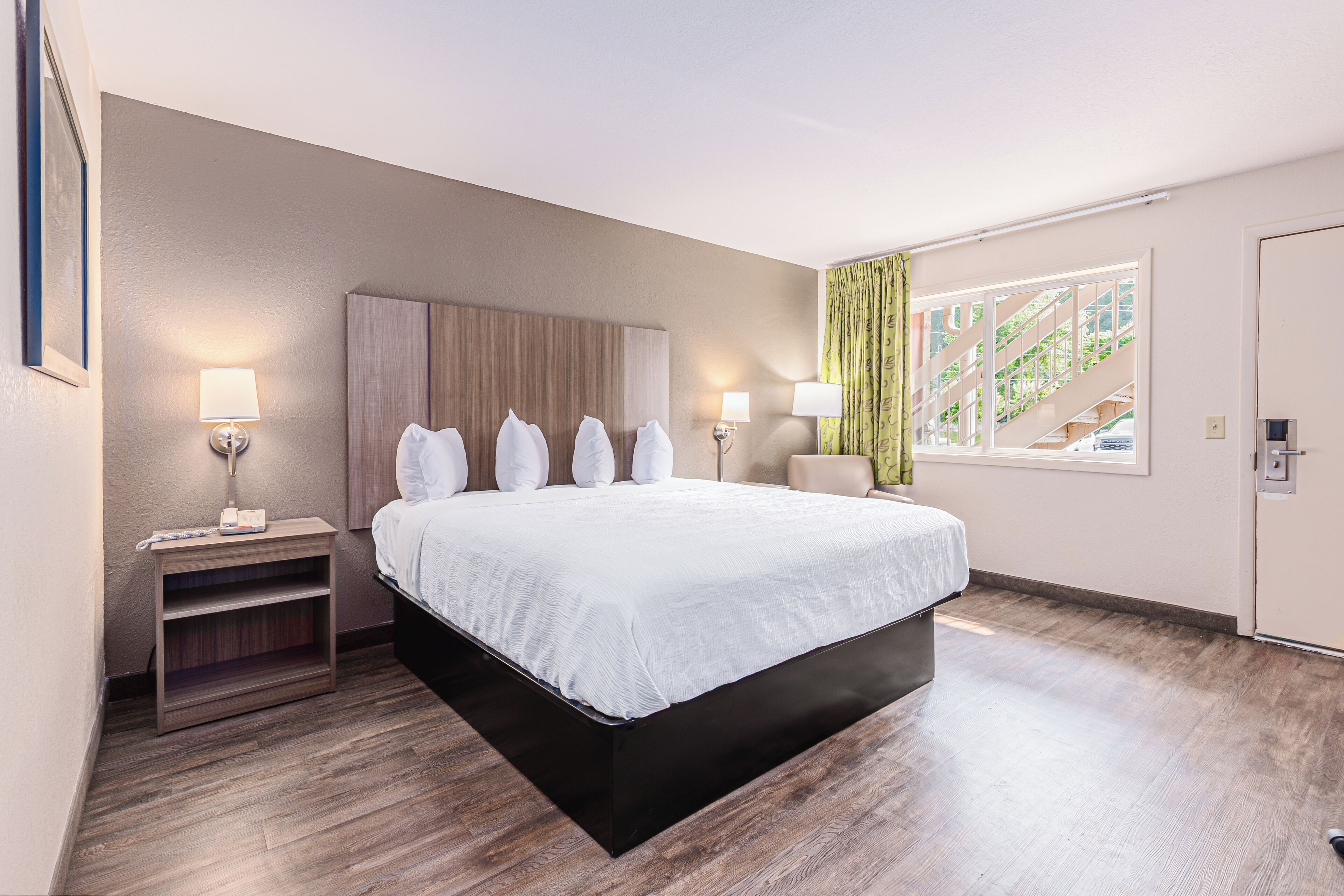 スタンダード ルーム キングベッド 1 台 禁煙 冷蔵庫 | 遮光カーテン、アイロン / アイロン台、WiFi (無料)、ベッドシーツ