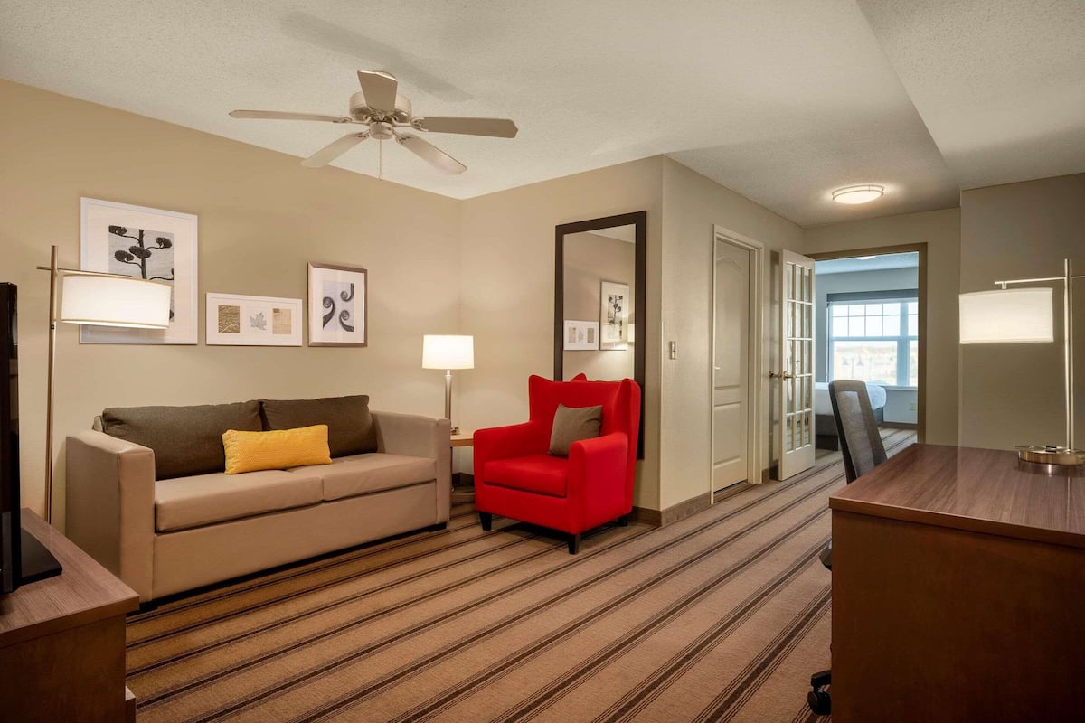 1 bedroom, in-room safe, desk, iron/ironing board