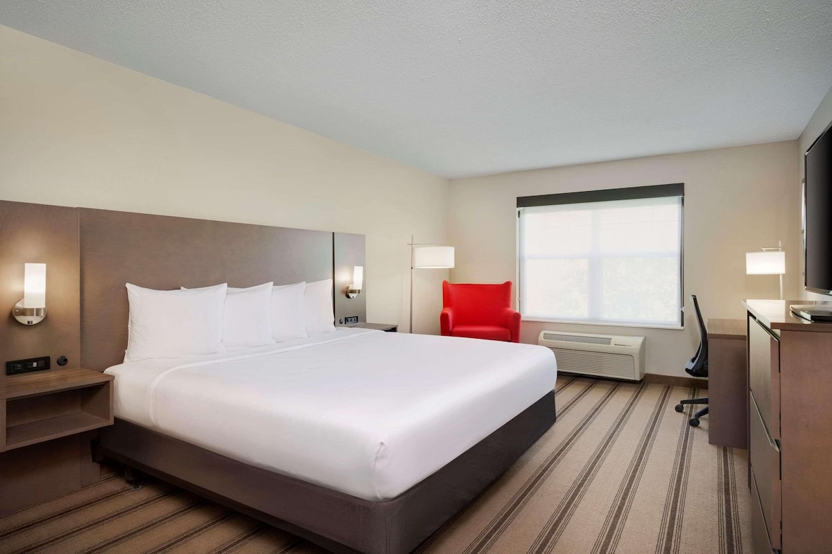 1 bedroom, in-room safe, desk, iron/ironing board