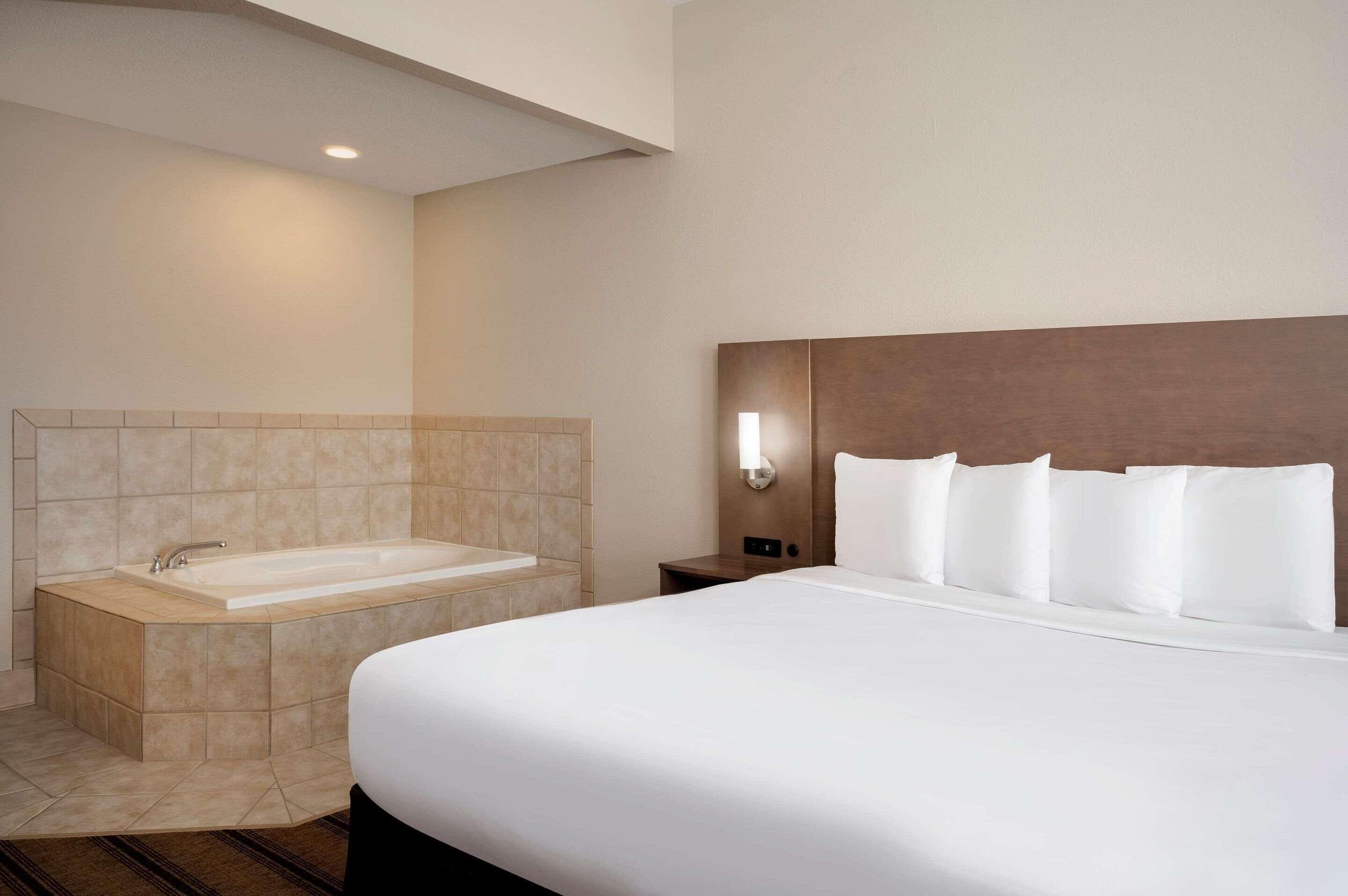 1 bedroom, in-room safe, desk, iron/ironing board