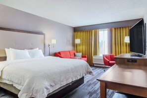 خزنة داخل الغرفة ومكتب ومكواة/لوح كي وأسرّة أطفال/رضّع (مجانًا)