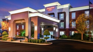 A Hampton Inn hotel with a modern facade, a welcoming entrance, and well-maintained landscaping. - Hampton Inn Heath-Newark (Heath)