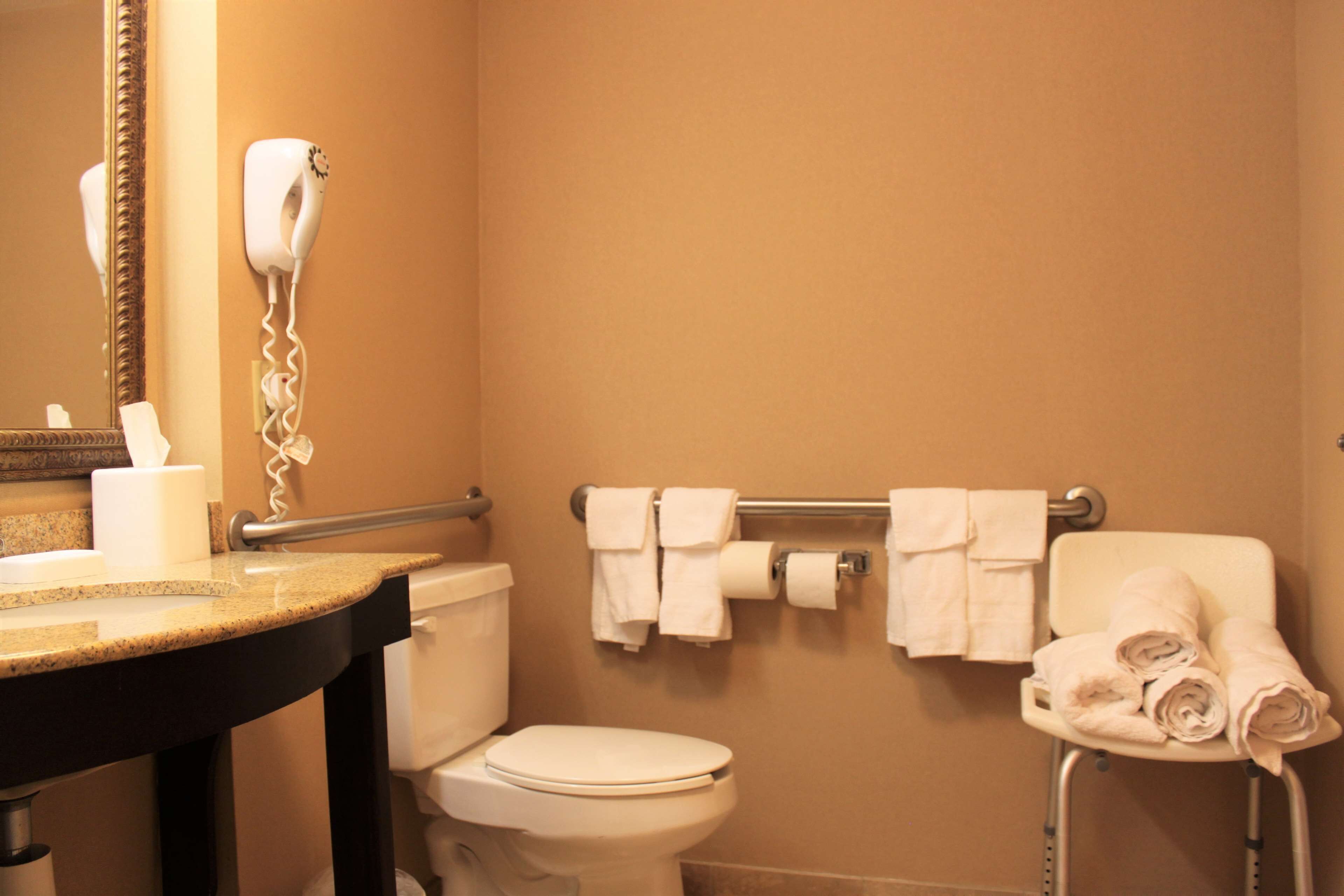 studio, accessible, non smoking | bathroom | hair dryer, towels