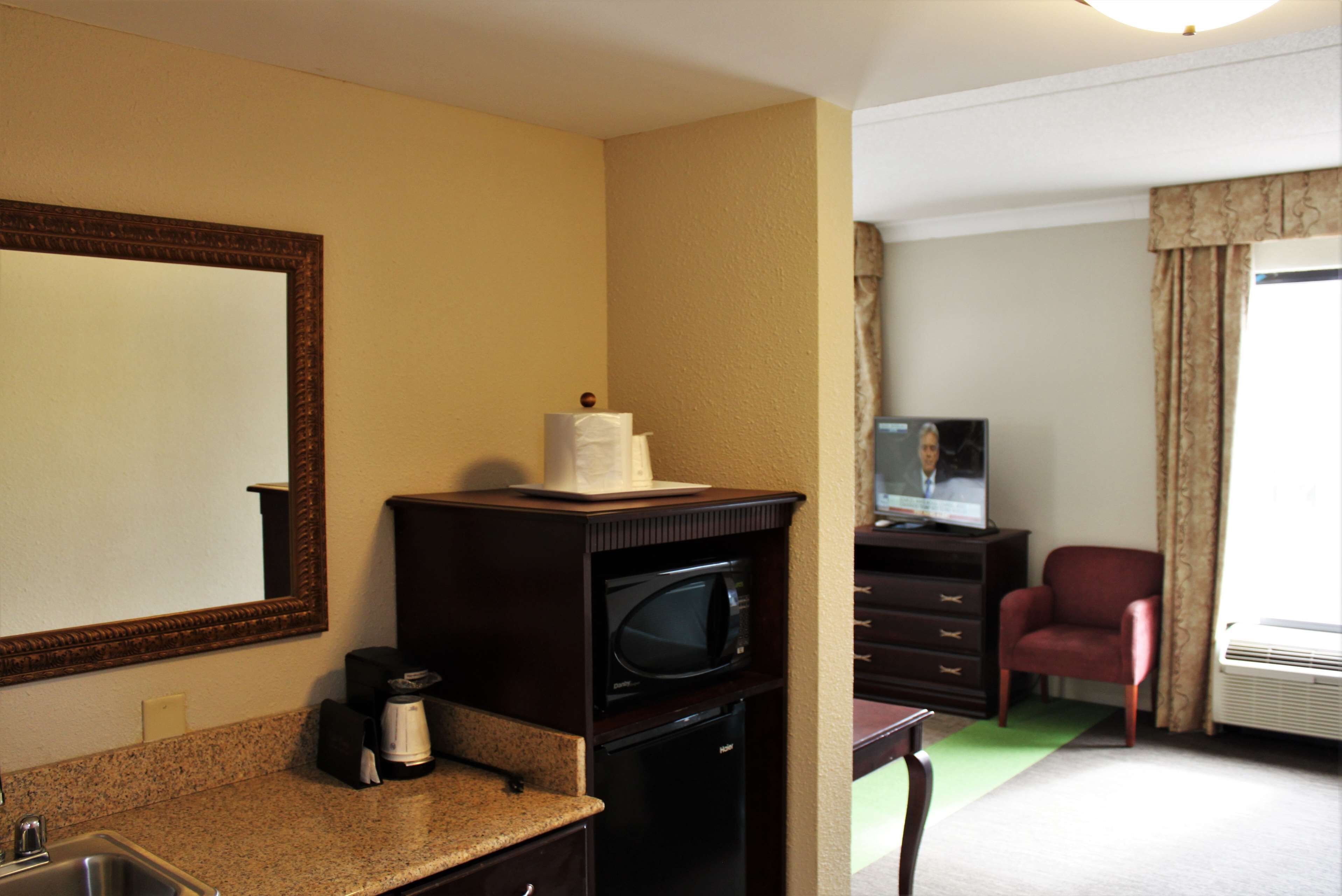suite, 1 queen bed, non smoking | in-room safe, iron/ironing board, free cots/infant beds, free wifi