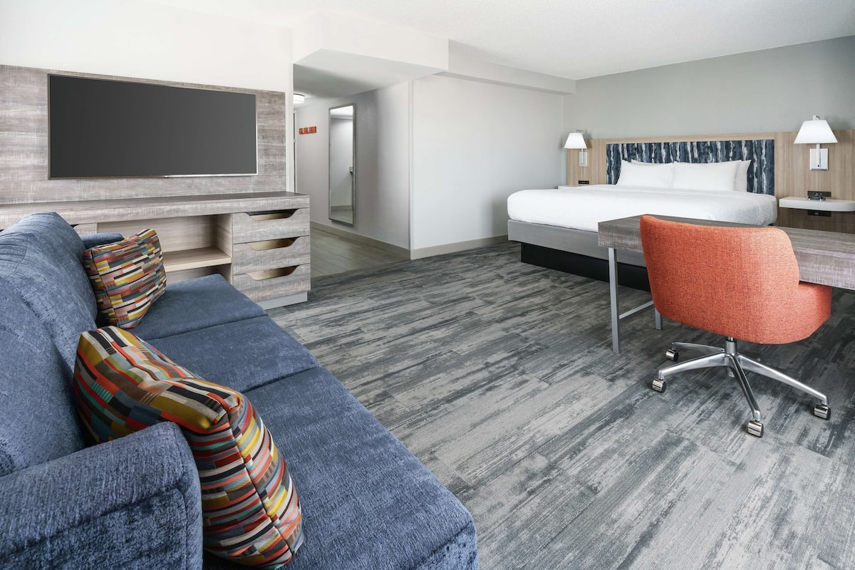 Studio, 1 kingsize bed, niet-roken, op de hoek | Een kluis op de kamer, een bureau, een laptopwerkplek