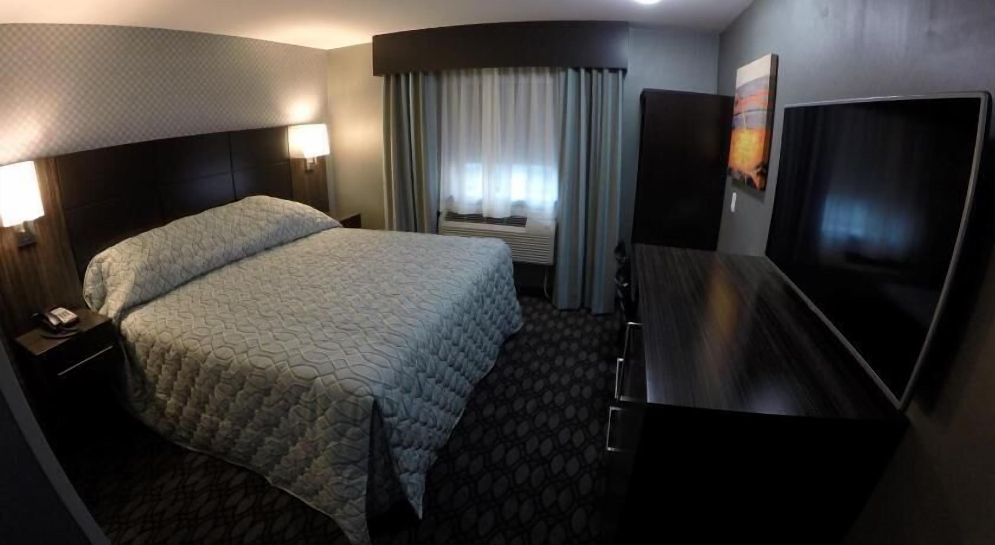 Premium bedding, desk, iron/ironing board, free WiFi