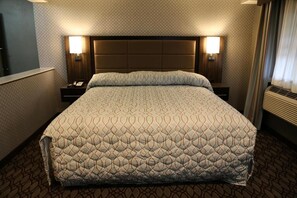 Hochwertige Bettwaren, Schreibtisch, Bügeleisen/Bügelbrett