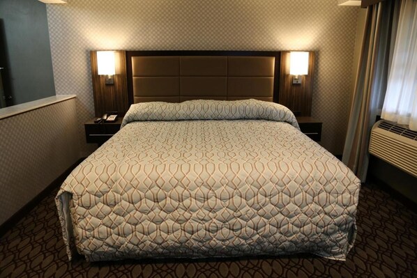 Literie de qualité supérieure, bureau, fer et planche à repasser