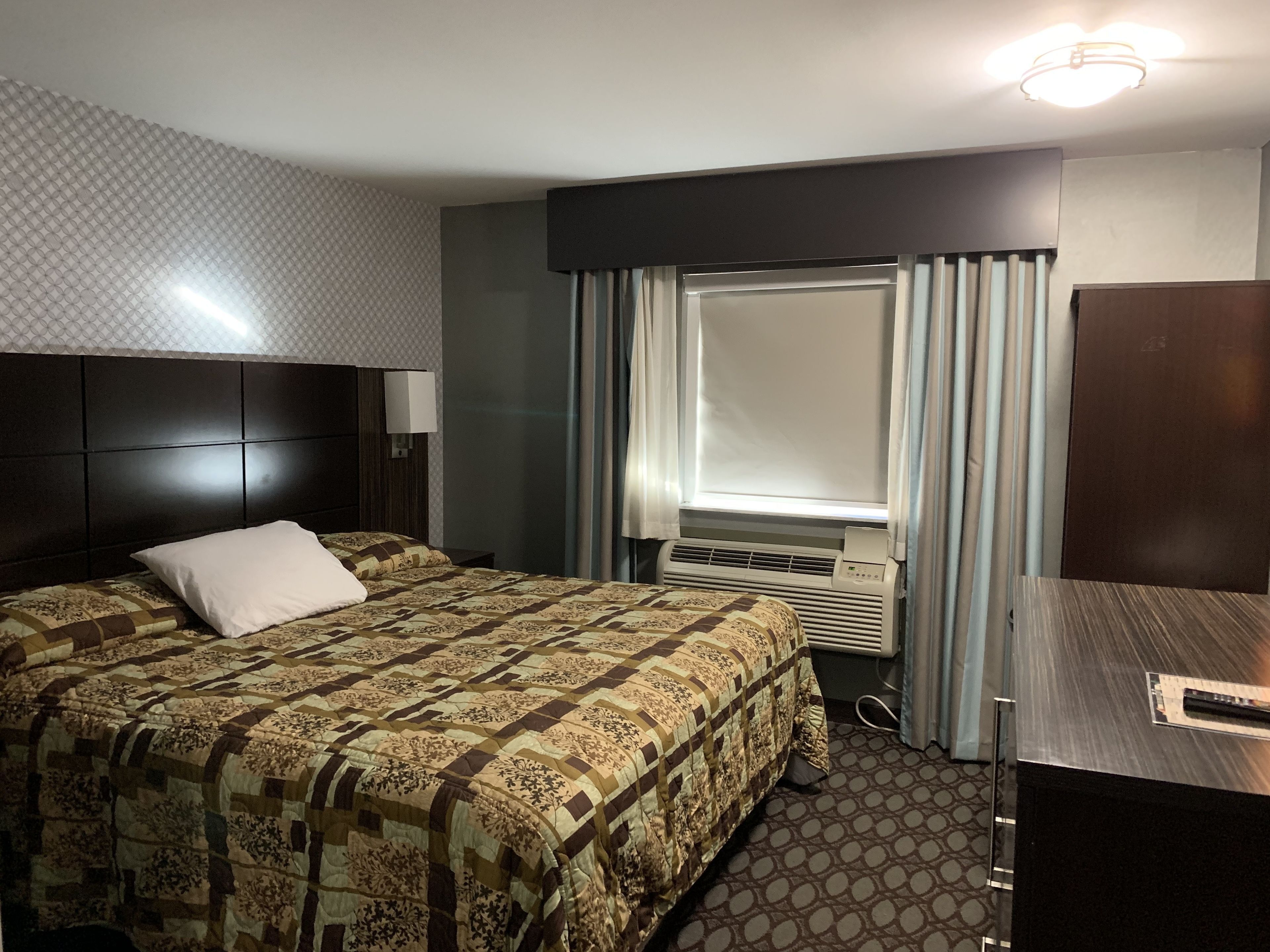 Premium bedding, desk, iron/ironing board, free WiFi