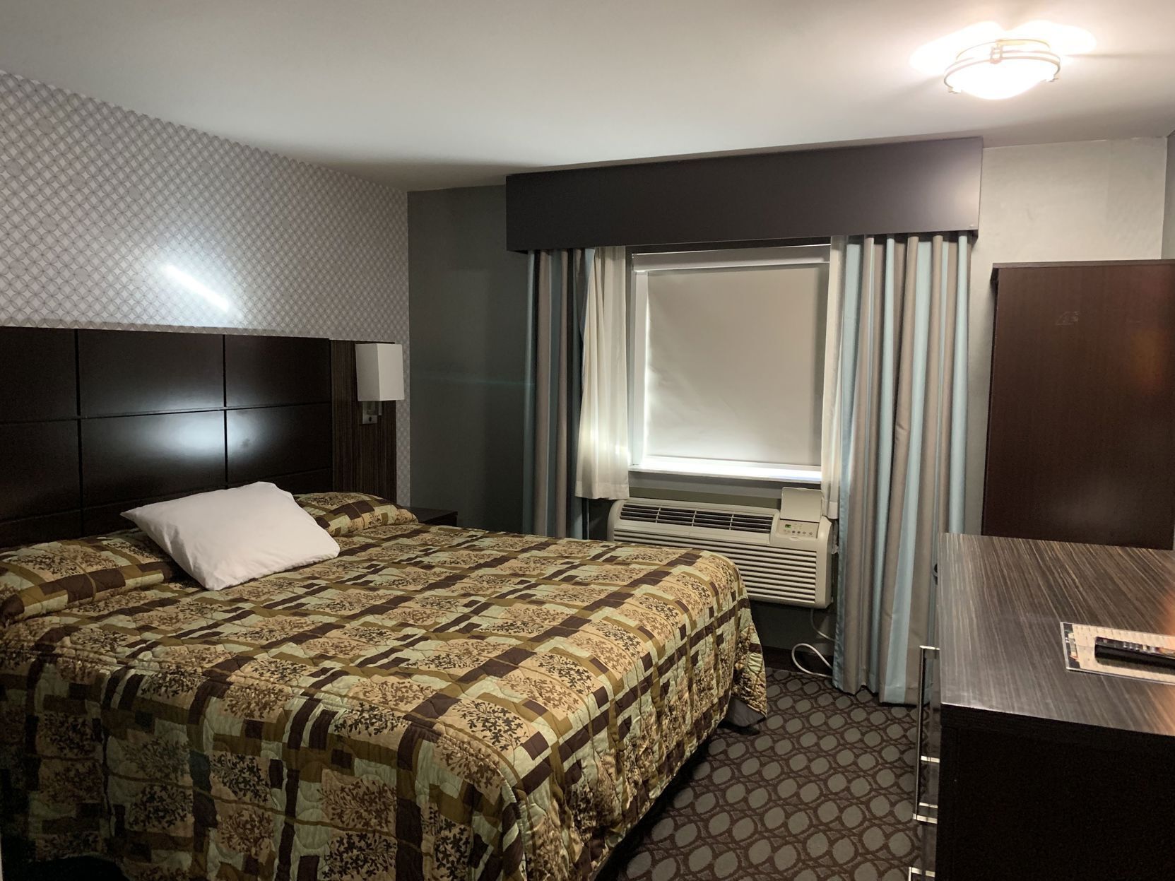 Premium bedding, desk, iron/ironing board, free WiFi