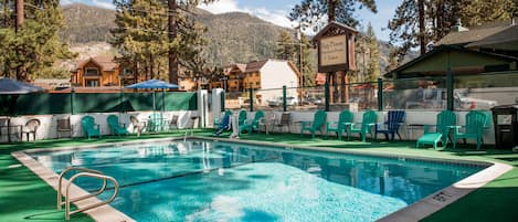 Una piscina al aire libre de temporada