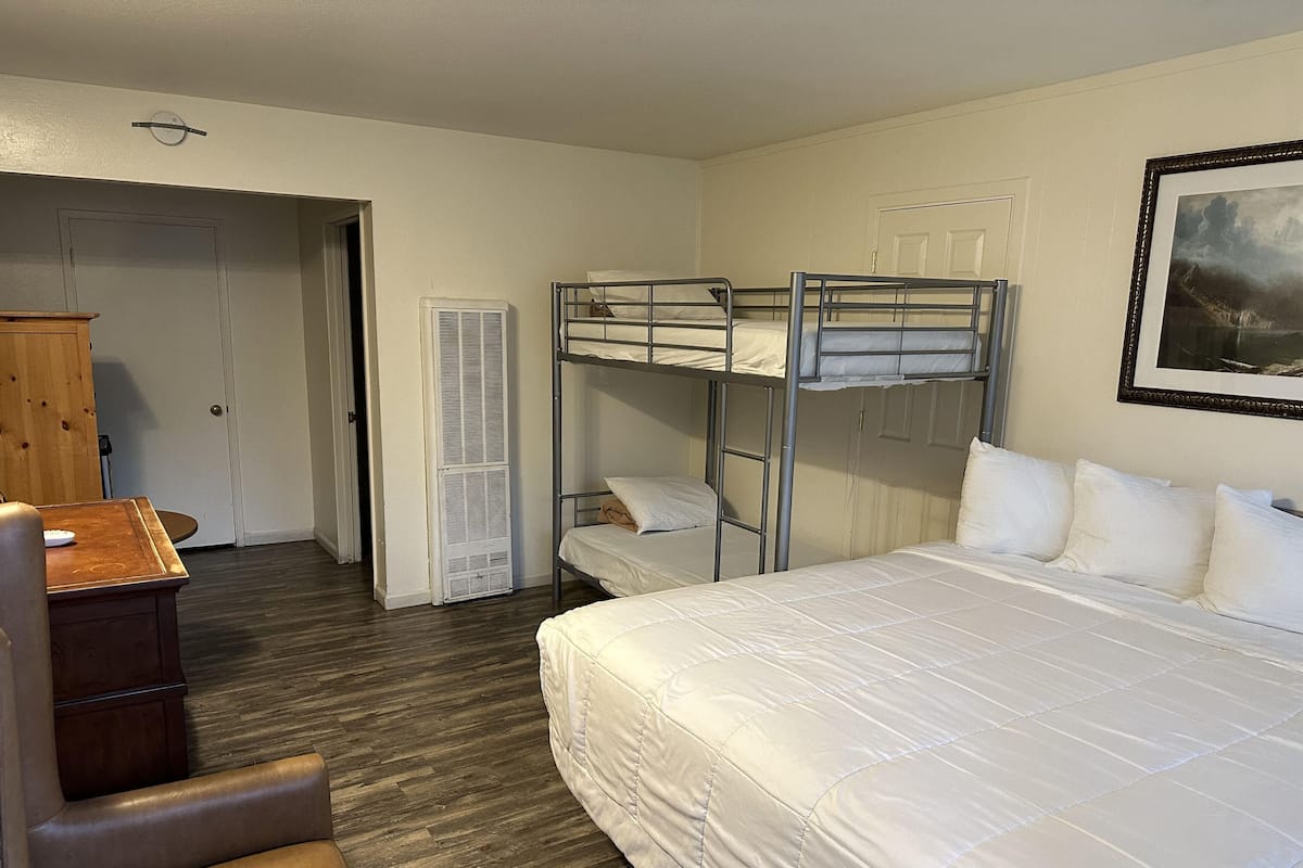 Family room, 1 King bed and 1 Bunk bed, Non Smoking | Wi-Fi gratuito, lenzuola, accesso in sedia a rotelle