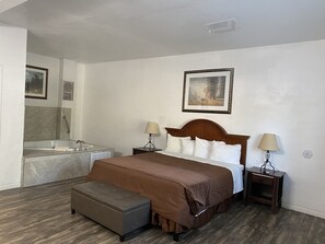 King Spa Room, 1 King Bed, Jetted Tub, Non Smoking | Wi-Fi de cortesia, roupa de cama, acesso para cadeiras de rodas