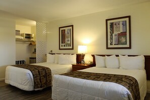 Standard Queen Room, 2 Queen Beds, Non Smoking | Wi-Fi ฟรี, ผ้าปูที่นอน, ทางสำหรับรถเข็น