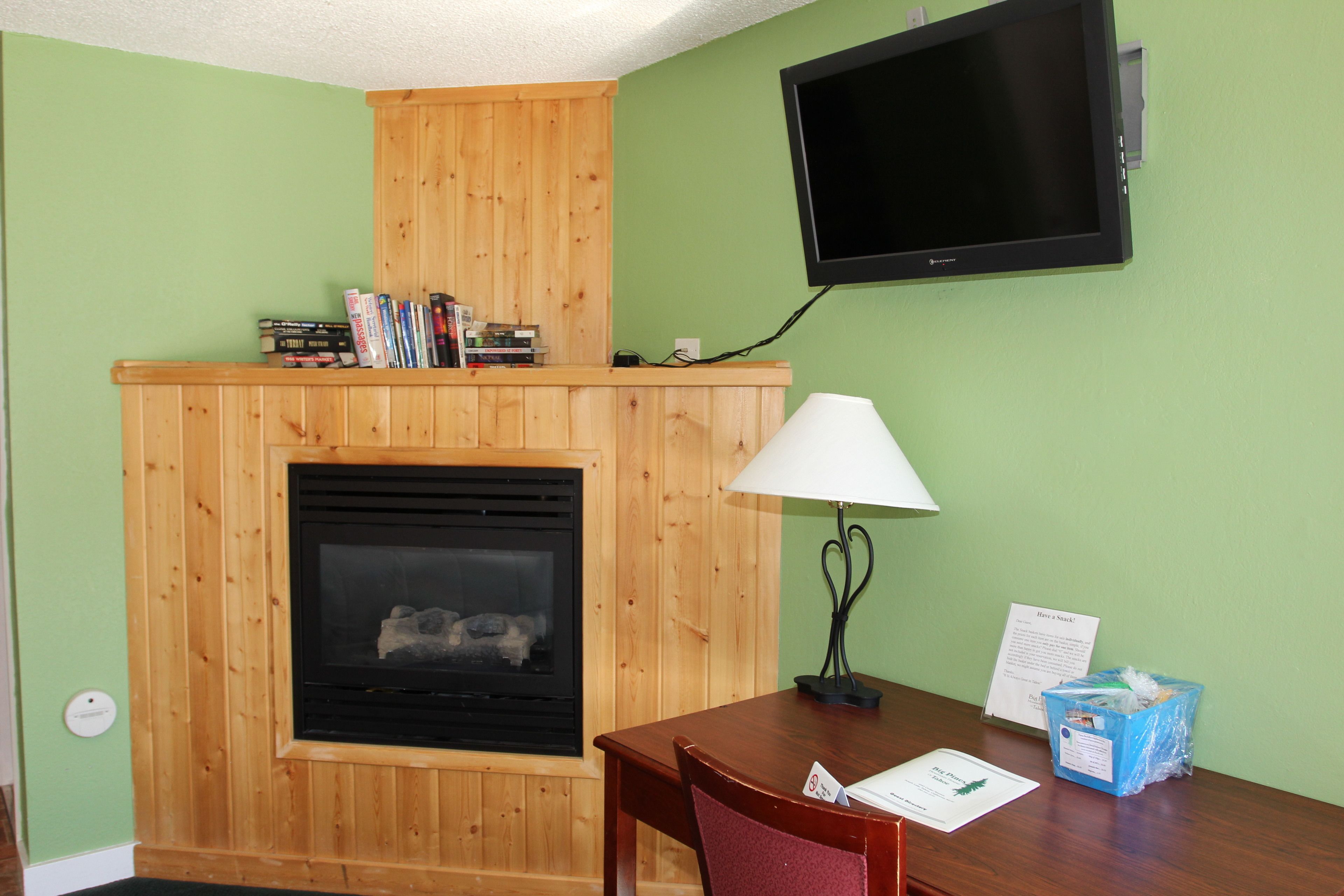 Deluxe Queen Room, 2 Queen Beds, Non Smoking | 免费 WiFi、床单、轮椅无障碍