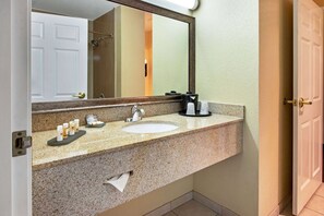 Ensemble douche/baignoire, articles de toilette gratuits, sèche-cheveux