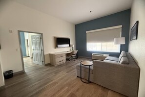 Suite, 1 habitación, para no fumadores (1 King Bed) | Edredón, camas con pillow-top y escritorio 