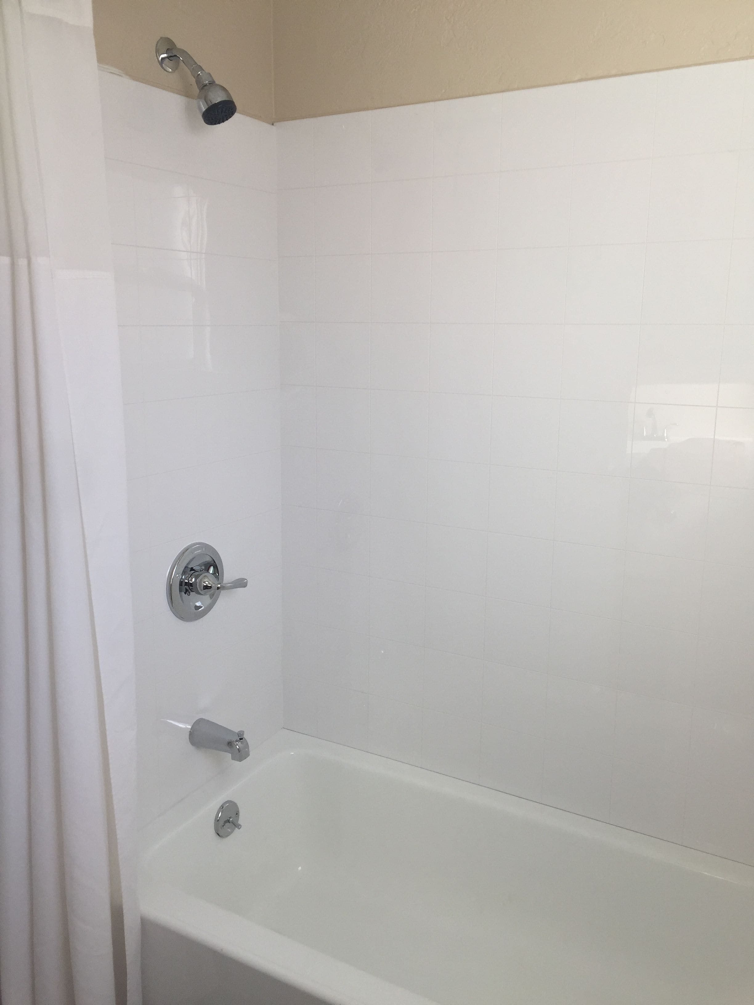 Une salle de bain avec une baignoire, une douche et des toilettes.