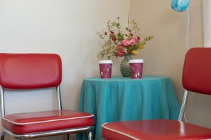 Lobby sitting area - Circle R Motel (Salida)