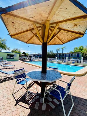 Piscina externa sazonal, espreguiçadeiras