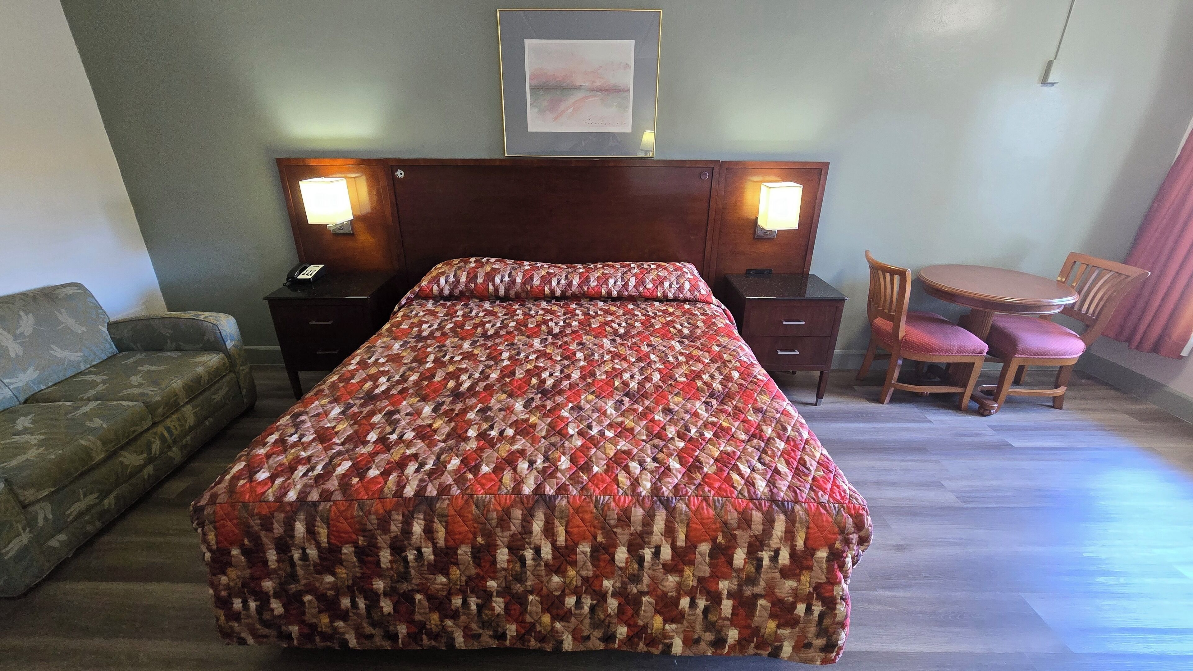 Geluiddichte muren, een strijkplank/strijkijzer, gratis wifi