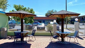 Seasonal outdoor pool, sun loungers - Gulf Way Inn (Clearwater)