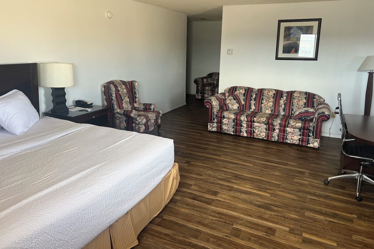 Suite, 1 King-Bett | 1 Schlafzimmer, Schreibtisch, kostenloses WLAN, Bettwäsche