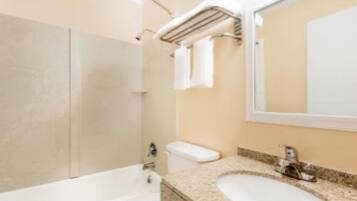 Ensemble douche/baignoire, articles de toilette gratuits