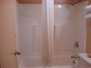 Habitación, 1 cama King size, para no fumadores | Regadera en el baño